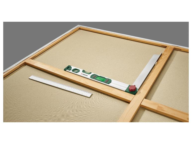 Een digitale waterpas van Parkside, een liniaal en een houten frame.