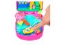 Un ensemble de jeu compact Polly Pocket avec piscine, poupée et accessoires, un doigt déplaçant un jouet.