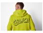 Man in een limoengroene Grinch-hoodie, achteraanzicht