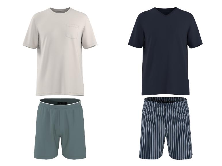 Ensembles de pyjama pour hommes: t-shirt beige à manches courtes avec poche et short vert, et t-shirt bleu marine à col en V avec short rayé.