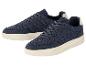 Een paar blauwe sneakers met mesh details en witte zolen.