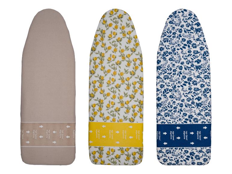 Trois housses de planche à repasser : beige uni, citron jaune et fleurs bleues.