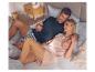 Lachend stel in pyjama in bed, man in donkere top en geruite shorts, vrouw in roze top en bloemen shorts.
