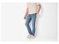 Lichtblauwe herenjeans en beige geribbeld T-shirt