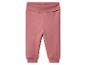 Pantalon de bébé rose sur fond blanc