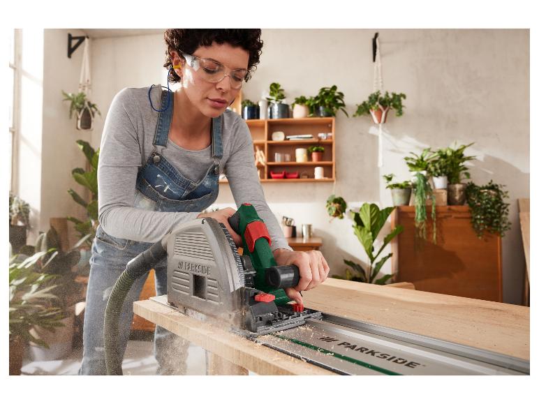 Une femme utilise une scie circulaire Parkside pour travailler le bois.