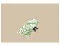 Groene strandhanddoek met palmbladprint en zwarte teenslippers op een beige achtergrond.