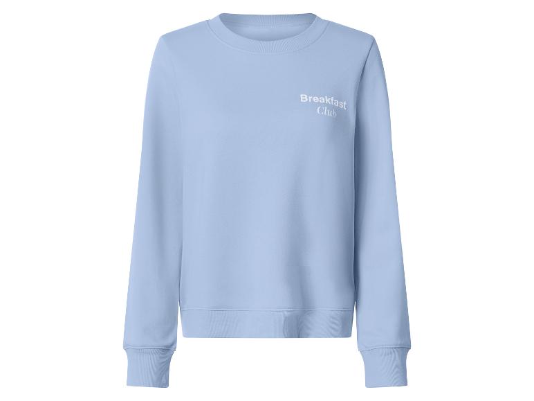 Lichtblauwe sweater met de tekst 'Breakfast Club'.