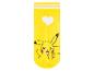 Gele sokken met Pikachu en een hartje.