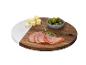 Houten plank met marmeren accent, kaas, ham, olijven en rozemarijn.