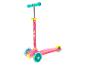 Roze driewielige kinderstep met turquoise handvatten en karakterprints.
