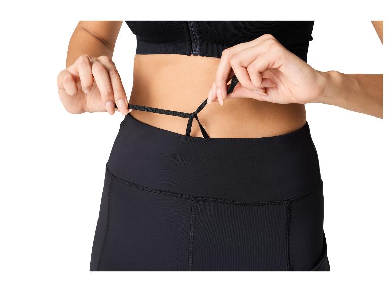 Haut de sport et leggings noirs ajustés pour le sport.