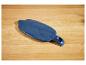 Couvercle en plastique bleu pour une carafe filtrante sur une surface en bois.