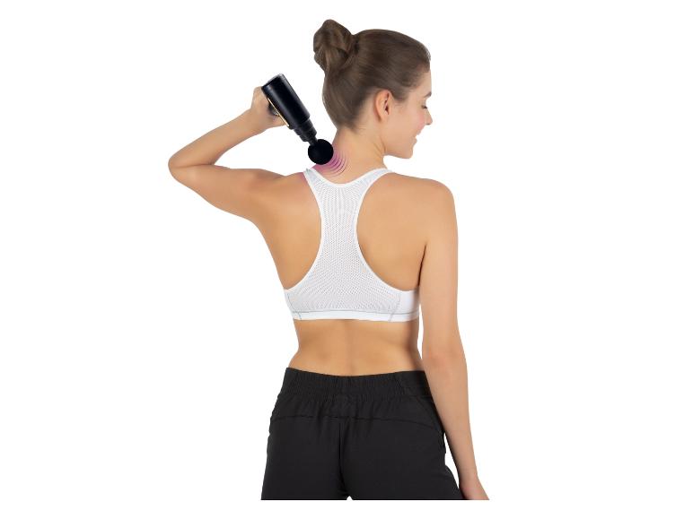 Femme massant son cou avec un pistolet de massage noir.