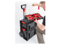 Een man organiseert zijn gereedschap in een Qbrick System gereedschapswagen.