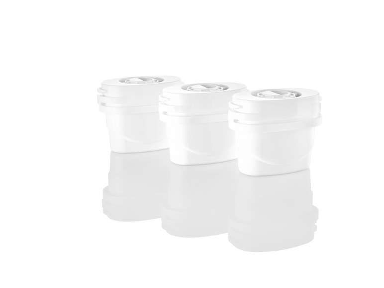 Drie witte waterfilters voor een waterkoker.