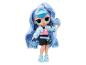 Une poupée LOL Surprise avec des cheveux bleus et une tenue d'hiver.
