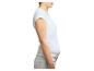 Femme en t-shirt blanc et jean clair, de profil, sur fond blanc.