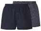 Twee herenboxershorts: één marineblauw en één geruit.