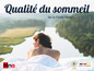 Une femme allongée sur des draps blancs Hns avec vue sur une rivière, avec le texte 'Qualité du sommeil de la Forêt-Noire'.