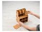 Une boîte de rangement en bois avec des compartiments est assemblée.