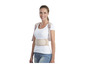 Une femme porte un correcteur de posture beige.