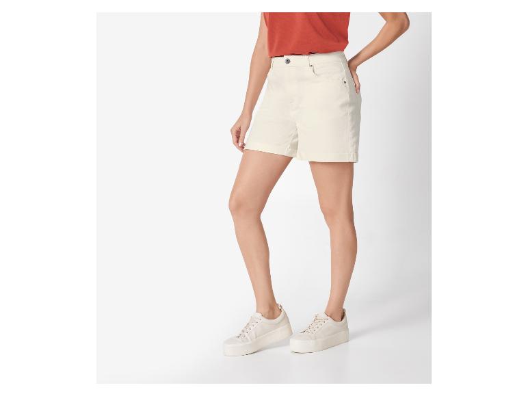Crème shorts en sneakers voor dames.