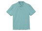 Een lichtblauw poloshirt met witte rand aan de kraag.