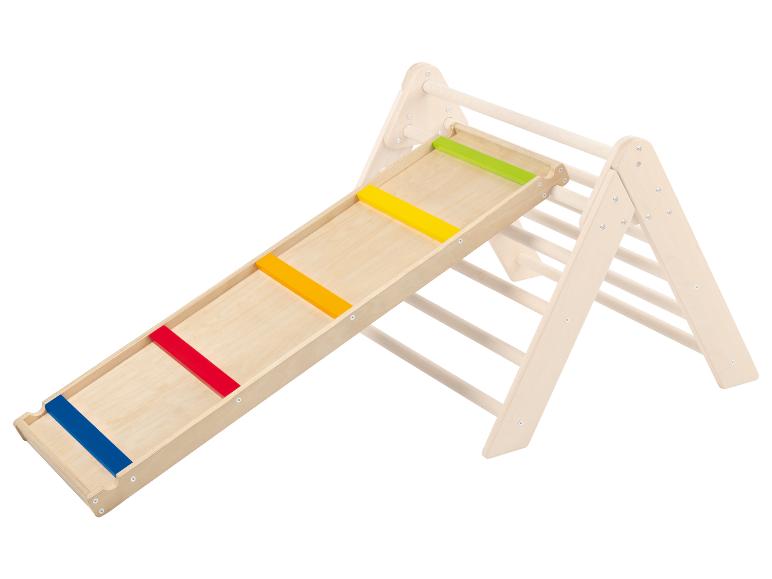 Houten glijbaan en klimrek voor kinderen.