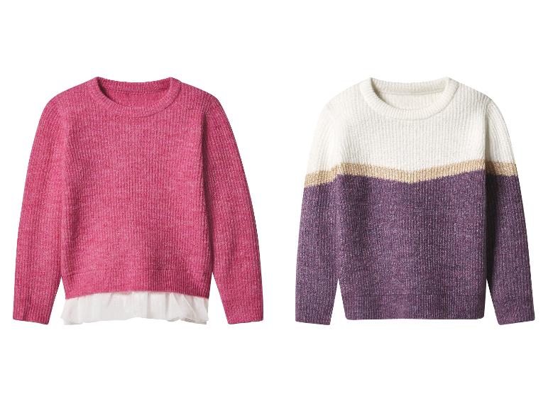 Deux pulls tricotés: un rose, un avec des rayures blanches, dorées et violettes.