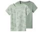 Twee groene T-shirts met korte mouwen, één met skateboardpatroon