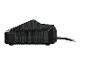 Adaptateur de charge noir avec un câble sur fond blanc.