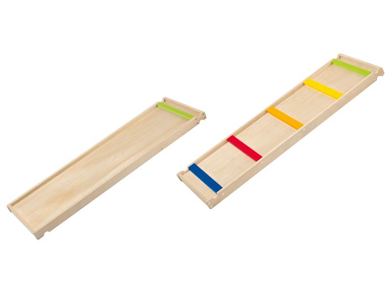 Twee houten glijbanen voor kinderen, een met gekleurde inzetstukken.