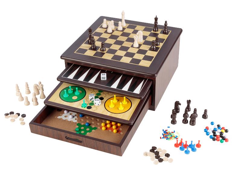 Een houten doos met verschillende spellen, waaronder schaken, dammen en andere bordspellen.