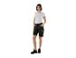 Lachende vrouw in wit T-shirt, zwarte cargo shorts en zwarte werkschoenen.
