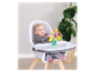Baby in een hoge stoel met een draaiende speeltjesmolen.