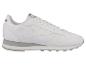 Witte sportschoenen met grijze zool en veters.