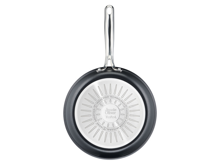 Une poêle noire Tefal avec une poignée en acier inoxydable, avec la marque Jamie Oliver.