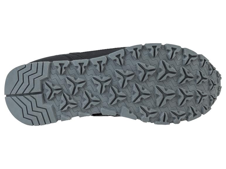 De zool van een zwarte sneaker met grof profiel.