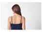 Model draagt een elegante donkerblauwe camisole.