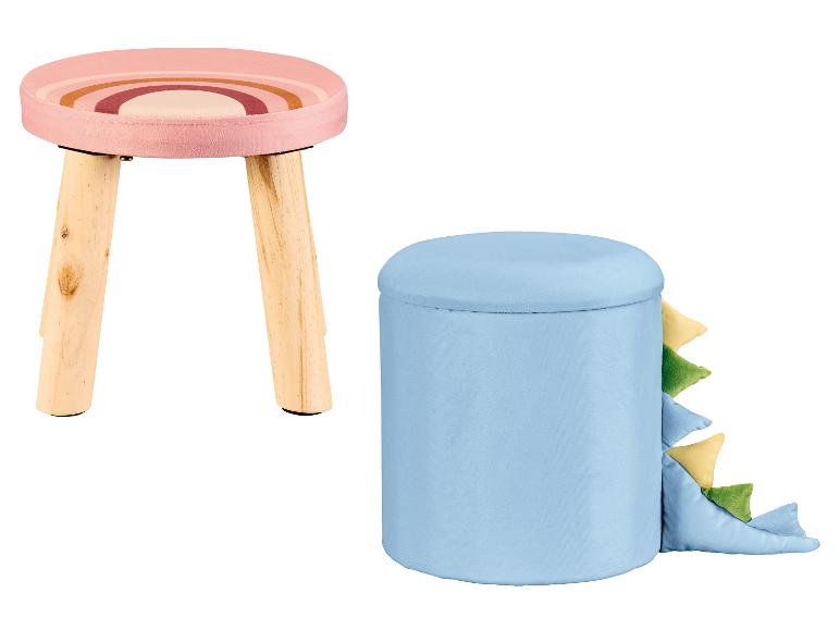 Un tabouret rose à motif arc-en-ciel et un tabouret de rangement bleu avec une queue de dinosaure.