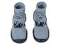 Chaussons bébé en forme de chaussettes avec un motif de tracteur.