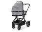 Een grijze babywieg op een zwarte kinderwagen.