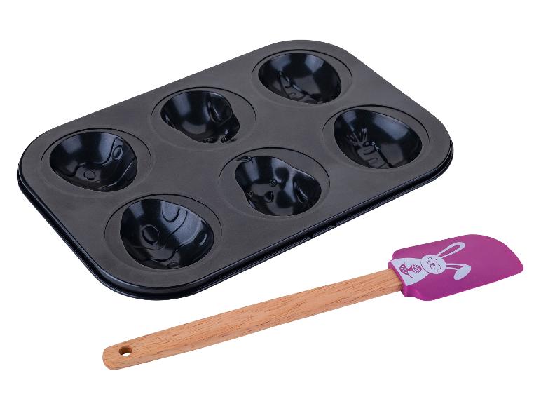 Een bakvorm voor eieren met konijnen-ontwerp en een roze spatel met een konijnen-ontwerp.