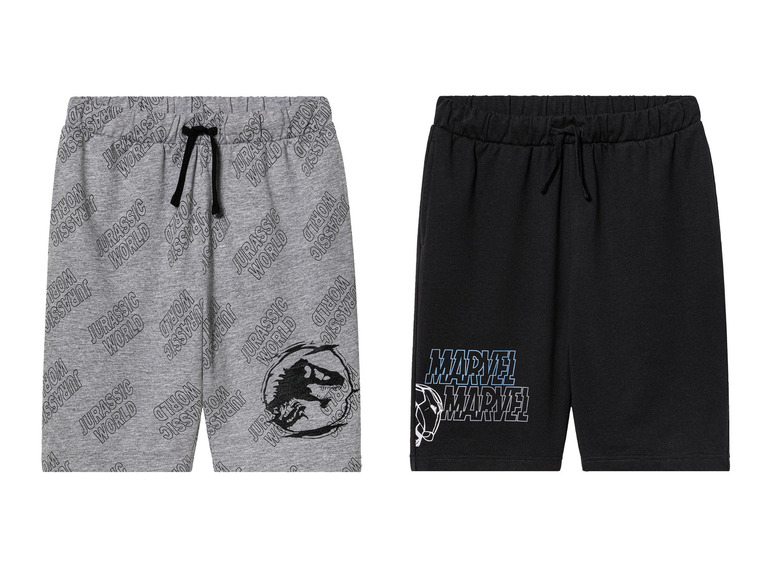 Twee korte broeken, een met een Jurassic World print en een met Marvel logo.