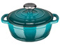 Une cocotte en fonte de couleur teal avec un couvercle.