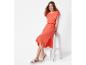 Koraal midi-jurk en gevlochten sandalen: elegante zomerlook.