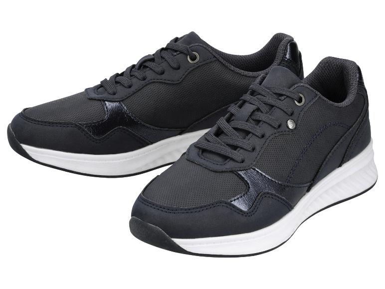 Paar donkerblauwe sneakers met witte zolen, met getextureerde en glanzende details.