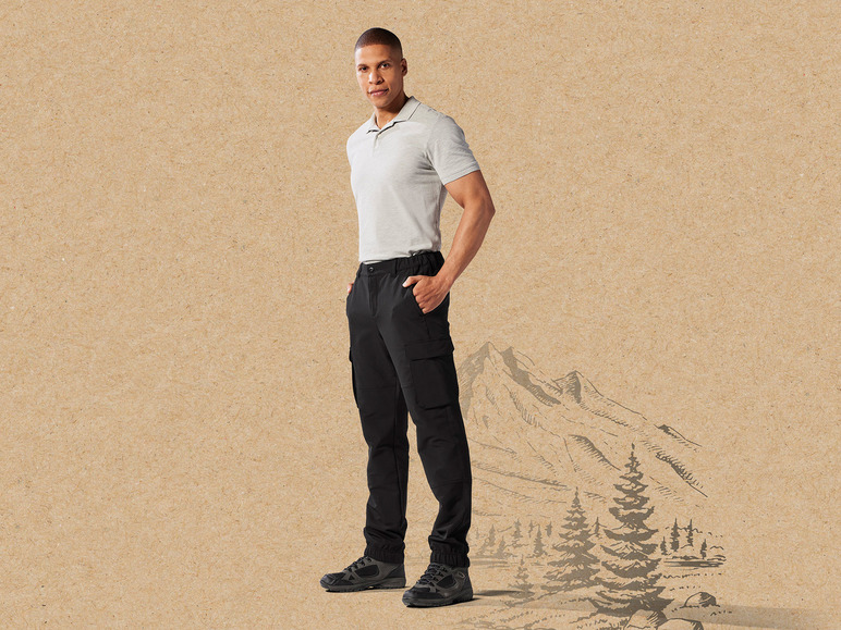 Un homme portant un polo gris et un pantalon cargo noir.