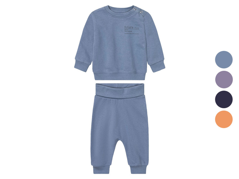 Ensemble jogging bébé bleu avec sweat-shirt.